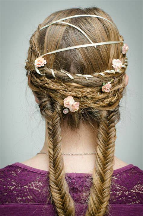 Acconciatura medievale con trecce e fiori