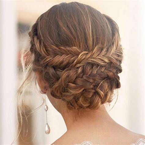 Chignon basso con treccia laterale