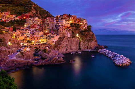 Vista panoramica di Manarola al tramonto