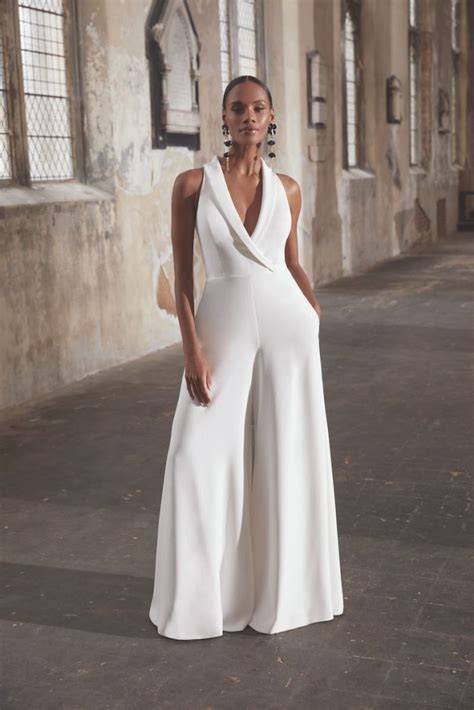 Modella che indossa un abito da sposa a portafoglio con dettagli drappeggiati