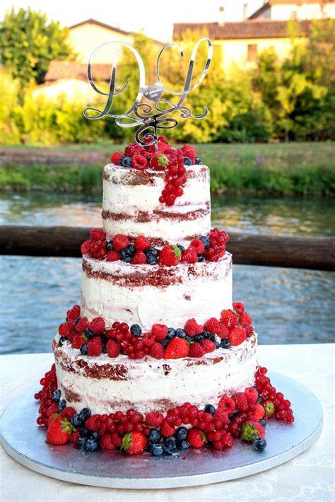 Dettaglio di una torta nuziale con decorazioni a tema moto