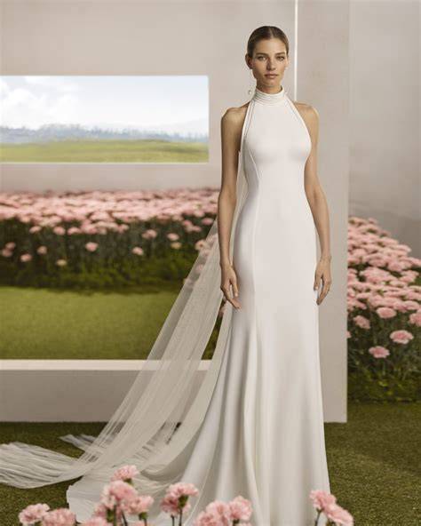 Modella con abito da sposa moderno e minimalista