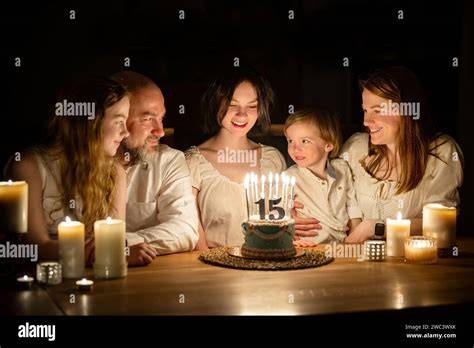 Gruppo di amiche che festeggia con torta divertente