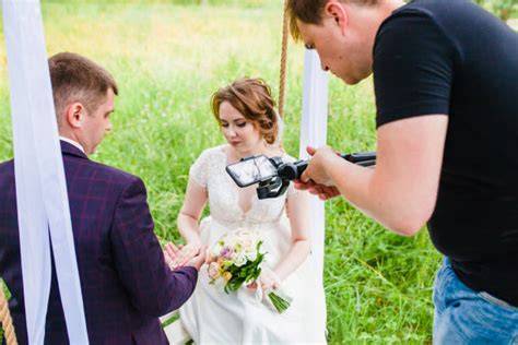 Videografo che filma un matrimonio