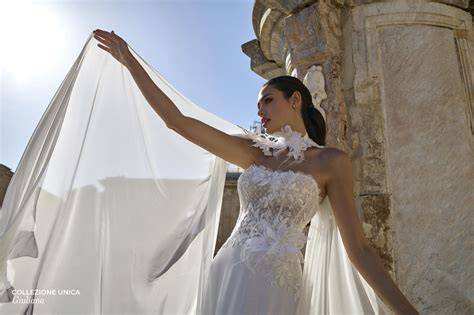 Dettaglio di un abito da sposa in un atelier