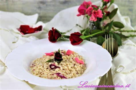 Piatto tradizionale sardo con riso, grano e petali