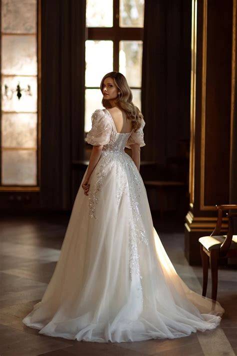 Dettagli di un abito da sposa: scollatura, maniche, gonna