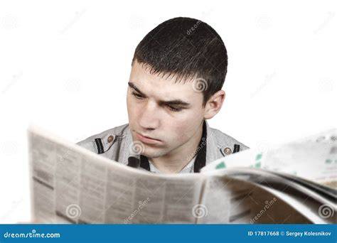 Un giovane Alberto Bilà che legge un giornale