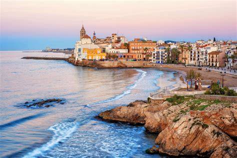 Panorama di Sitges con mare e architettura tipica