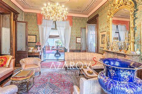 Interno di una villa storica sul Lago Maggiore con decorazioni floreali