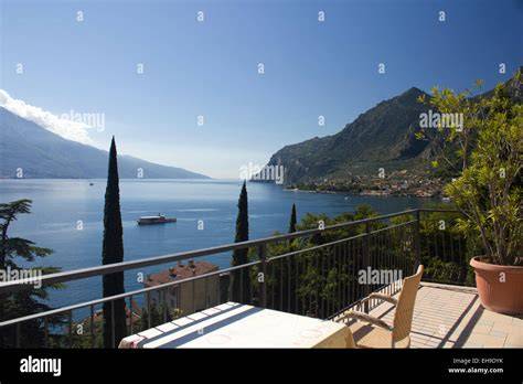 Coppia di sposi che brinda su una terrazza con vista sul Lago Maggiore al tramonto