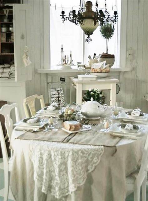 Tavola imbandita in stile shabby chic