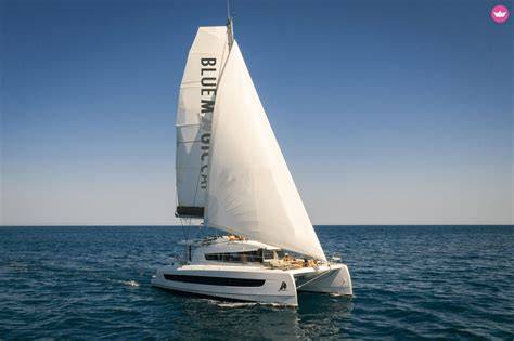 Catamarano elegante in navigazione