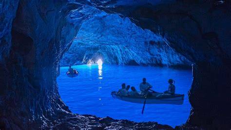 Grotta marina con acqua cristallina