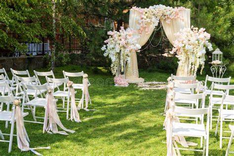 Allestimento cerimonia all'inglese in un prato