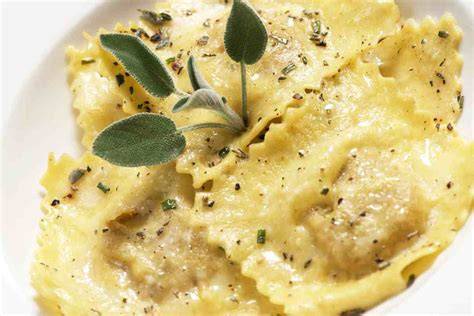 Piatto di ravioli burro e salvia