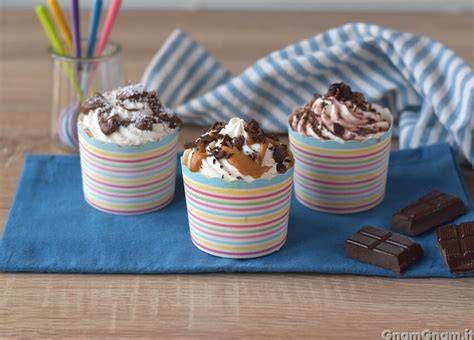 Coppette di gelato assortite con topping
