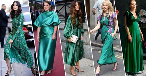 Abbinamento scarpe nere con abito verde smeraldo
