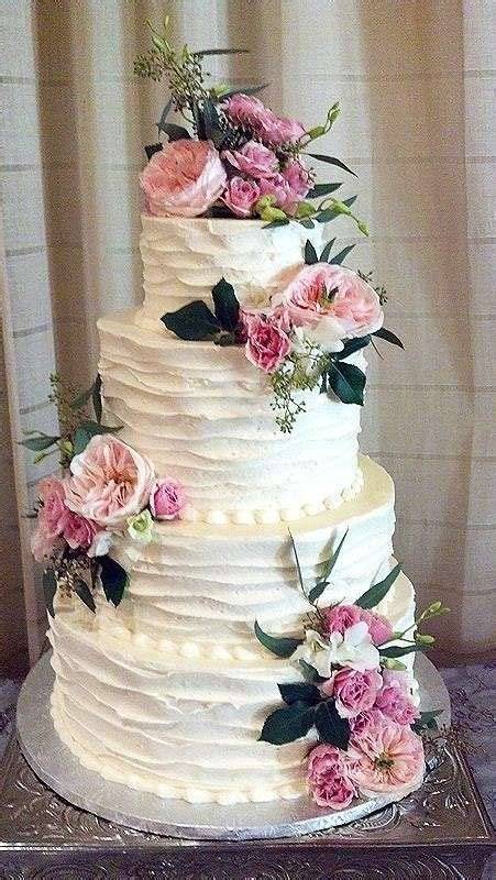torta nuziale con fiori