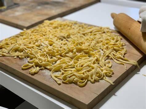Preparazione di pasta fresca durante una cooking class
