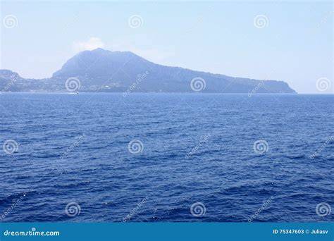Vista dell'isola di Capri dal mare