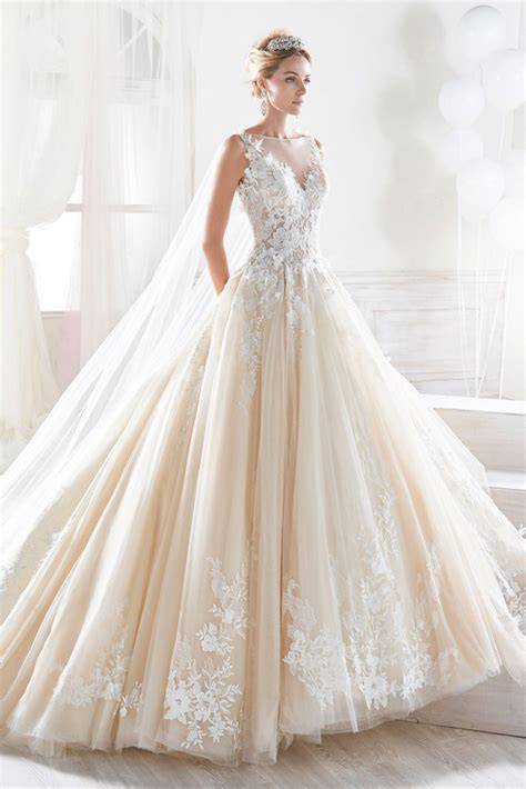 Particolare di un abito da sposa con strascico