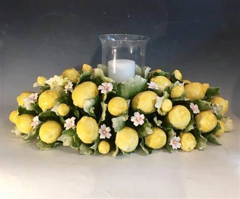 Dettaglio di un centrotavola con limoni e fiori