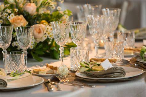 Esempio di mise en place elegante per il tavolo degli sposi