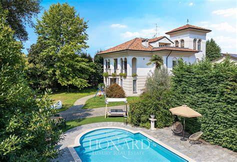 Giardino con piscina di una villa storica