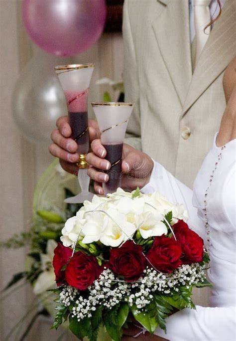 Coppia di sposi che brinda con Champagne Tower
