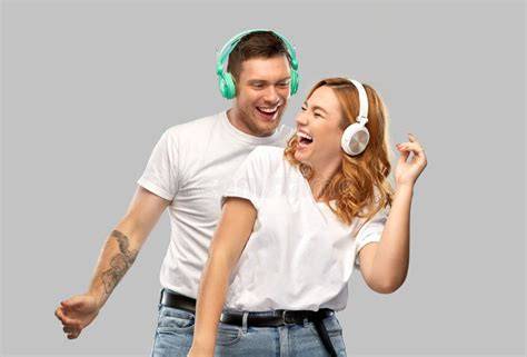 Coppia che balla con cuffie Silent Disco