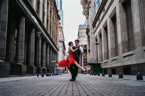 Coppia che balla il tango a Buenos Aires