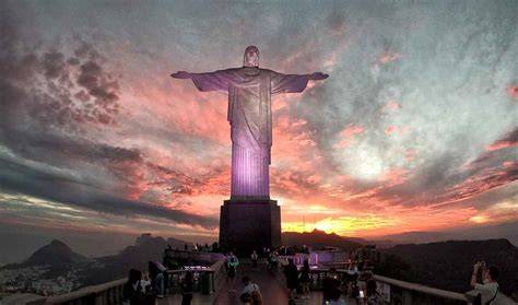 Vista notturna di Rio de Janeiro con il Cristo Redentore illuminato