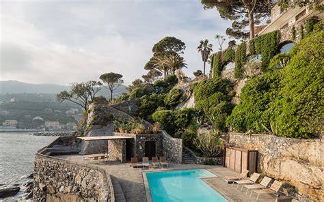 Hotel in riva al mare con un'atmosfera misteriosa