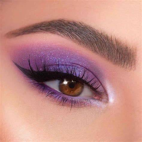 Esempio di trucco occhi con ombretti viola e eyeliner
