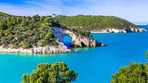 Panorama del Gargano con mare e vegetazione