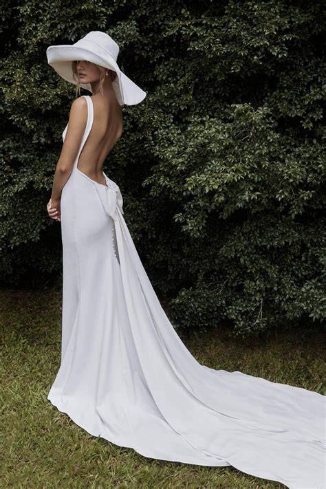 Sposa con un elegante cappello a tesa larga
