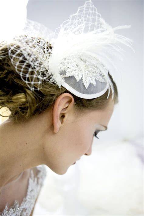 Diverse opzioni di copricapi per la sposa: velette, fascinator, cappellini con piume