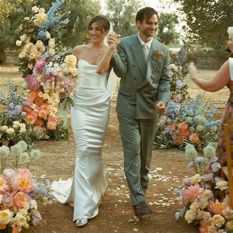 Matrimonio in stile inglese con invitate che indossano cappelli e copricapi eleganti