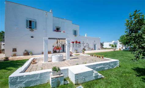 Dettaglio architettonico di una masseria pugliese