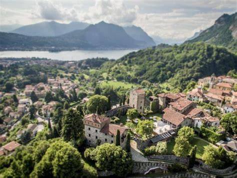 Vista panoramica del Castello di Rossino sul Lago di Como
