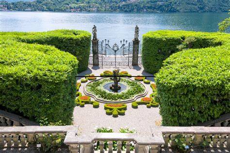 Giardino fiorito con vista sul Lago di Como al Castello di Rossino