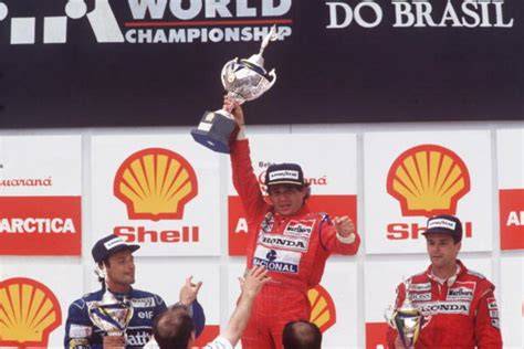 Ayrton Senna sul podio con la McLaren