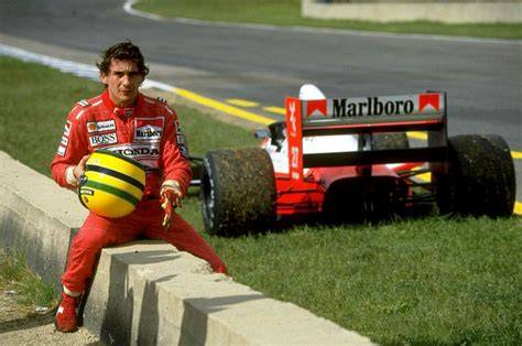 Ayrton Senna alla guida della sua Ferrari