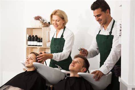 Team di truccatori e parrucchieri professionisti che lavorano con una sposa.