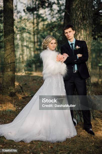 Coppia di sposi che sceglie un abito da sposa