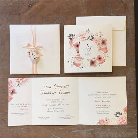 Design di partecipazioni di matrimonio con elementi floreali
