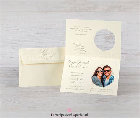 Esempio di partecipazione di matrimonio personalizzata con foto degli sposi