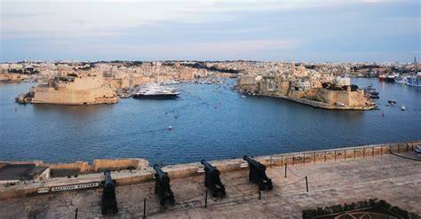 Panorama di Malta con antiche città in pietra calcarea e acque limpide