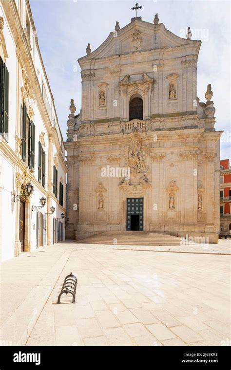 Piazza Maria Immacolata a Martina Franca con la Basilica di San Martino